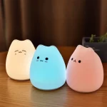 Lámpara de noche de silicona con forma de gatito iluminada