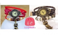 Relojes con pulsera y búho colgando