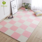 Alfombra peludita de baldosas tipo puzzle en varios colores