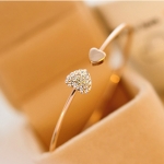 Brazalete rígido ajustable muy fino con 2 corazones