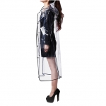 Chubasquero transparente con las costuras marcadas