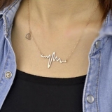 Colgante con el ritmo cardíaco y corazón (bisutería)