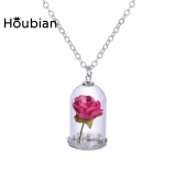 Colgante con una rosa en una vitrina de cristal