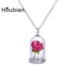 Colgante con una rosa en una vitrina de cristal