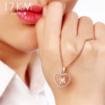 Colgante de cadena con corazón de brillantes y letra en medio