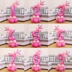 11 globos con número gigante y corona (rosa o azul)