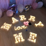 Letras iluminadas con bombillas LED