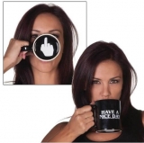 Taza have a nice day con dedo haciendo la peineta