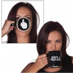 Taza have a nice day con dedo haciendo la peineta