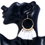 Pendientes de aros grandes dorados con borlas colgando